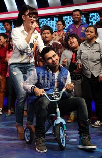 Raffi bergaya kocak dengan sepeda kecilnya. Gusmun/detikFoto.