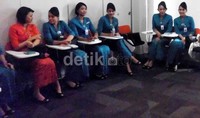 Di Crew Center ini, para pramugari di-briefing sebelum terbang. Termasuk 2 pramugari cantik asal Jepang ini.