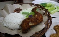 Ayam Lemaas (Rp. 16.000 plus nasi) bercita rasa gurih hingga ke sela-sela daging di bagian dalam. Yang ini menonjolkan rasa gurih-gurih manis yang lezat enak dengan sambal merah yang tak terlalu pedas. Sayang, sambalnya terlalu sedikit.