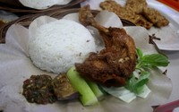 Ungkepan rempah serai, jahe, juga bawang merah dan putih begitu menyerap hingga ke bagian dalam daging Ayam Lepas (Rp. 16.000 plus nasi). Digoreng bersama tepung berbumbu yang membuat rasanya lebih gurih renyah.