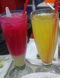Usai menyantap menu ayam goreng gurih plus sambal pedas, asyik juga membilas kerongkongan dengan minuman segar, seperti segelas susu soda dan es jeruk ini.