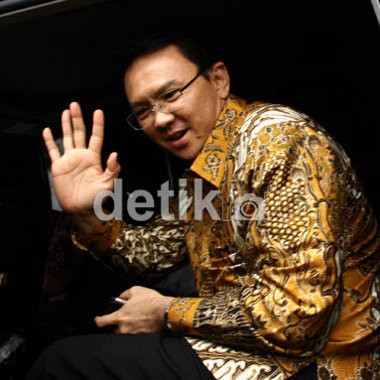 Ahok Terima Penghargaan Rekor MURI Perakitan Robot Ahok Terima Penghargaan Rekor MURI Perakitan Robot