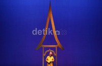 Padusi menceritakan gadis perantuan di Jakarta yang kembali ke tanah kelahirannya di Padang, Sumatera Barat. Namun perbedaan budaya antara keduanya membuat cerita tersendiri.