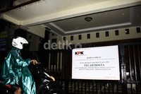 KPK memasang plang penyitaan di gerbang rumah berlantai dua tersebut. Lamhot Aritonang/detikFoto.