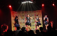 Tata lampu cahaya pun mengiri kelincahan mereka dalam menari dan bernyanyi. (Rina Atriana).