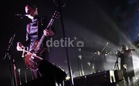 Band beranggotakan Jonsi Birgisson (vokal dan gitar), Georg 'Goggi' Holm (bass) serta Orri Pall Dyrason (drum) itu sukses mengolaborasikan ketiga elemen tersebut di atas panggung.