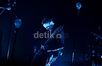 Aksi Jonsi yang menarik perhatian para penggemar, yaitu menggesek gitar bak biola