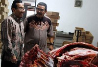 Dalam kunjungan itu Suswono juga mendengarkan keluhan-keluhan dari para peternak. Salah satu keluhan peternak yaitu meminta agar menteri pertanian tidak membuka kran impor daging. (Humas Kementan).