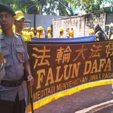 Dihadang Polisi, Pengikut Falun Gong Nekat Rayakan Falun Dafa se-Dunia