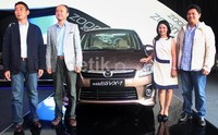 Mazda VX-1 dilengkapi 6 pilihan warna, seperti Pearl White, Silky Silver Metalic, Graphite Grey Pearl Metallic, Cool Black Park Metallic, Dusky Brown Metallic, dan Radiant Read Pearl.