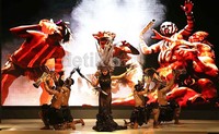 Beragam inspirasi seperti pahatan dan tarian Papua dijadikan oleh Gede Yudi dalam bentuk seni busana modern.