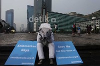 Kampanye penyelamatan artik ini dari industri pengeboran minyak yang menyebabkan es di kutub utara mencair, memperburuk dampak perubahan iklim, dan berpengaruh terhadap iklim global.
