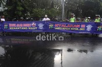 Ratusan spanduk yang berisi pesan simpati berlalu lintas untuk seluruh pengguna jalan tersebut diganjar rekor MURI sebagai spanduk terpanjang.
