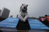 Kampanye penyelamatan artik ini dari industri pengeboran minyak yang menyebabkan es di kutub utara mencair, memperburuk dampak perubahan iklim, dan berpengaruh terhadap iklim global.