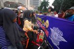 Ratusan Spanduk Polri Raih Muri