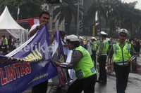 Ratusan spanduk yang berisi pesan simpati berlalu lintas untuk seluruh pengguna jalan tersebut diganjar rekor MURI sebagai spanduk terpanjang.