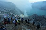 Memburu Api Biru di Kawah Ijen