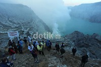     Keindahan kawah di Gunung Ijen memikat wisatawan asung maupun domestik