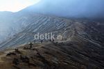 Memburu Api Biru di Kawah Ijen