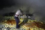 Memburu Api Biru di Kawah Ijen