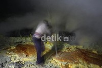     Aktivitas penambangan belerang menjadi subyek menarik bagi penggemar fotografi.