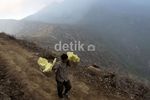 Memburu Api Biru di Kawah Ijen