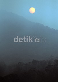     Sunrise bisa dinikmati di sekitar Gunung Ijen