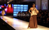 Busana rancangan terbaru mereka ada yang memang sengaja dibuat atau ready to wear di butik mereka pribadi.