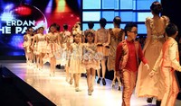 Desainer yang tergabung dengan mengusung nama Desainer Independent itu pun tampil di ajang Jakarta Fashion & Food Festival 2013.