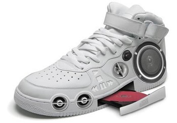     Wujudnya boleh saja menyerupai sepatu, namun, piranti ini sejatinya adalah pemutar CD. (kredit foto: gizmocrazed)
