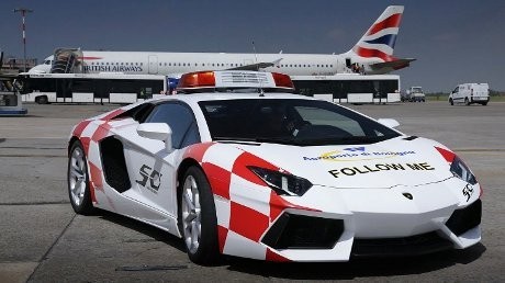 Ketika Lamborghini Jadi Mobil Penuntun Pesawat di Bandara