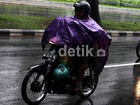 Terpaksa Pakai Jas Hujan Ponco Karena Tas Kerja Besar