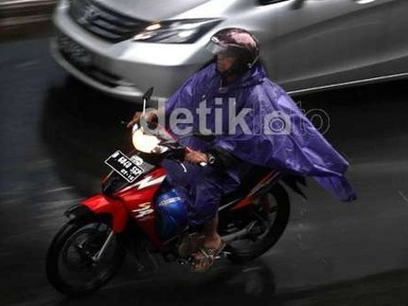 Polisi: Masyarakat Harus Mulai Sadar Bahaya Pakai Jas Hujan Ponco