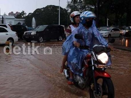 Jas Hujan 1 Piece Tidak Punya Standar Keselamatan