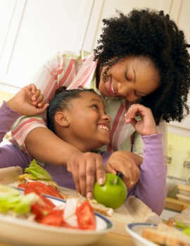 Latih Anak Menjalani Pola Makan Sehat dengan Cara Ini