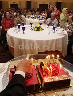 Akbar Tandjung Dapat Kue Ultah Mahfud MD