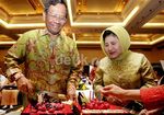 Akbar Tandjung Dapat Kue Ultah Mahfud MD