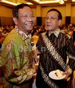 Akbar Tandjung Dapat Kue Ultah Mahfud MD