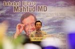 Akbar Tandjung Dapat Kue Ultah Mahfud MD
