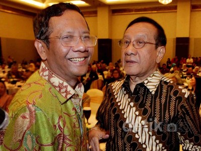 Akbar Tandjung Dapat Kue Ultah Mahfud MD