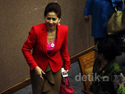 Tampil Menyala, Venna Melinda Hadiri Rapat Paripurna