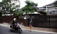 Rumah yang diduga terkait tindak pencucian uang mantan Presiden PKS itu terletak di Jl H Samali No 27, Pasar Minggu, Jakarta Selatan. Lamhot Aritonang/detikFoto.