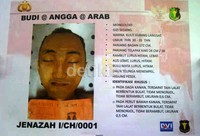 Budi alias Angga alias Arab, tewas dalam penyergapan di Bandung. Ciri-ciri fisik Budi antara lain dada kanan terdapat tahi lalat berbentuk bulat, tidak menonjol dan tidak berambut, ukuran 0,6 cm. Perut bawah kanan terdapat tahi lalat berbentuk bulat tidak menonjol tidak berambut, ukuran 0,5 cm.