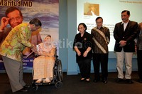 Para sahabat paling dekat mendapat buku pertama.