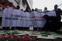 Sejumlah orang melakukan peringatan tragedi Mei 98 di bekas lokasi terbakarnya mall Yogya Klender, Jakarta Timur.