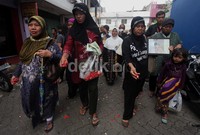 Mereka melakukan tabur bunga di lokasi tersebut.