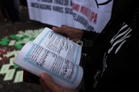 Mereka juga berdoa bersama.