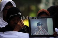 Mereka membawa foto-foto anggota keluarga yang tewas dalam kerusuhan Mei 98.
