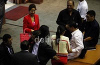 Venna, tengah berbincang dengan sejumlah anggota DPR RI lainnya sebelum rapat dimulai.