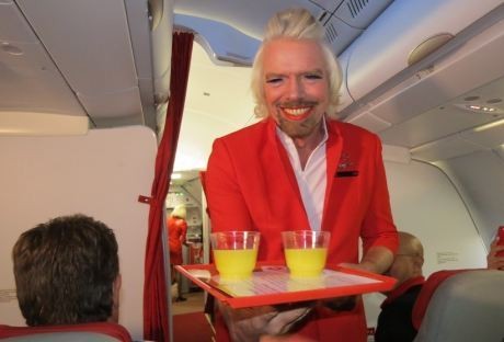 Penuhi Janjinya, Ini Dia Richard Branson Sang Pramugari!